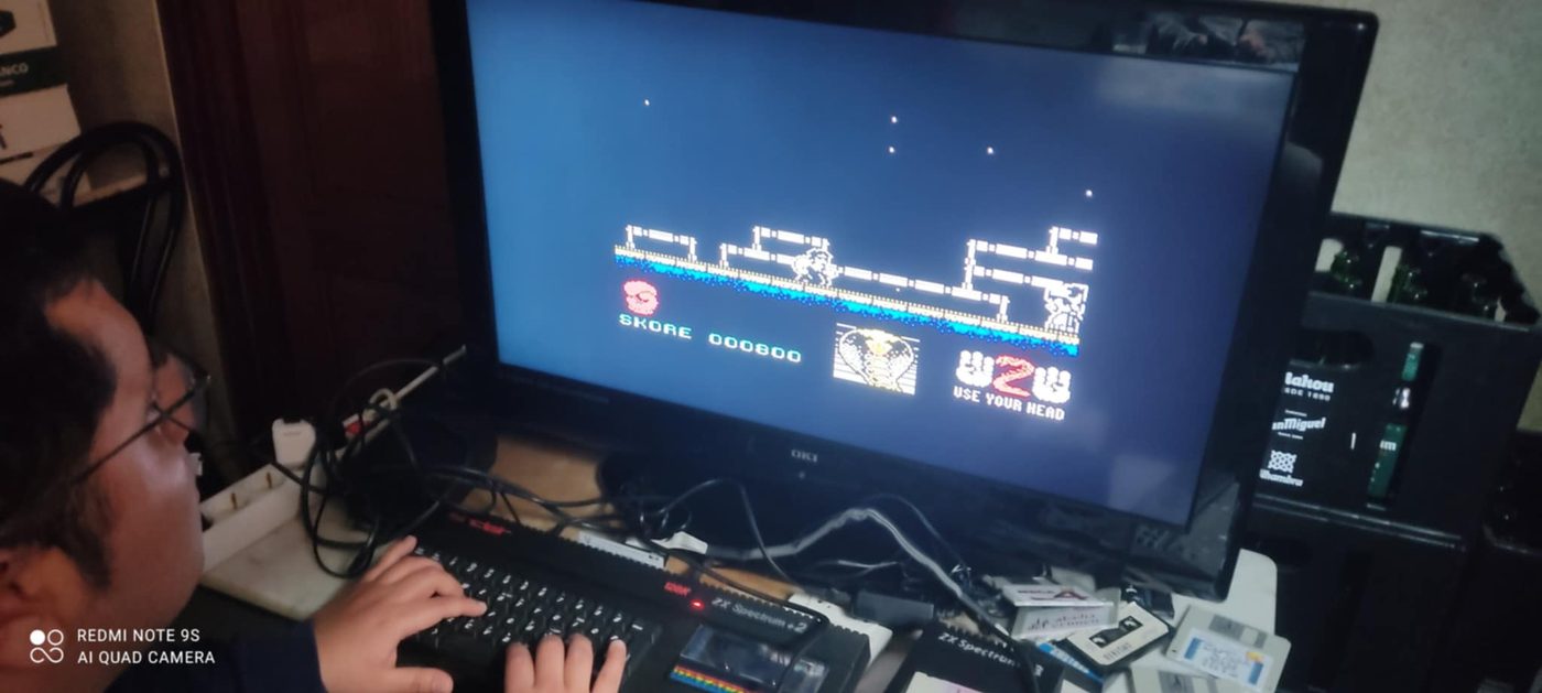Jugando con el ZX Spectrum +3 y su disquetera.